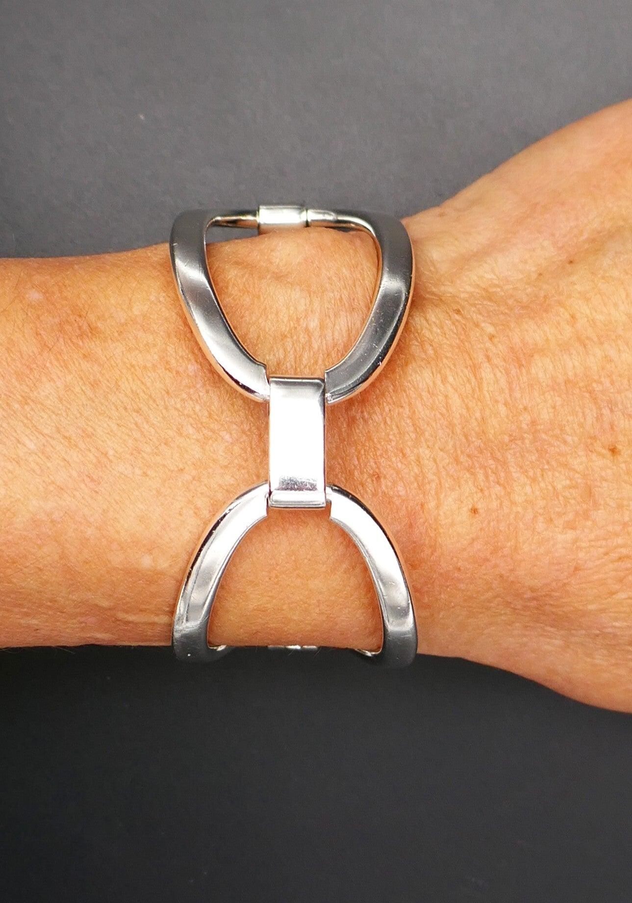 Important Bracelet En Argent, Fermoir invisible.