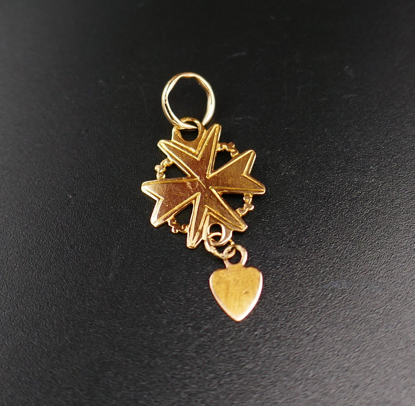 Pendentif Croix Huguenote coeur, or jaune 18 carats.