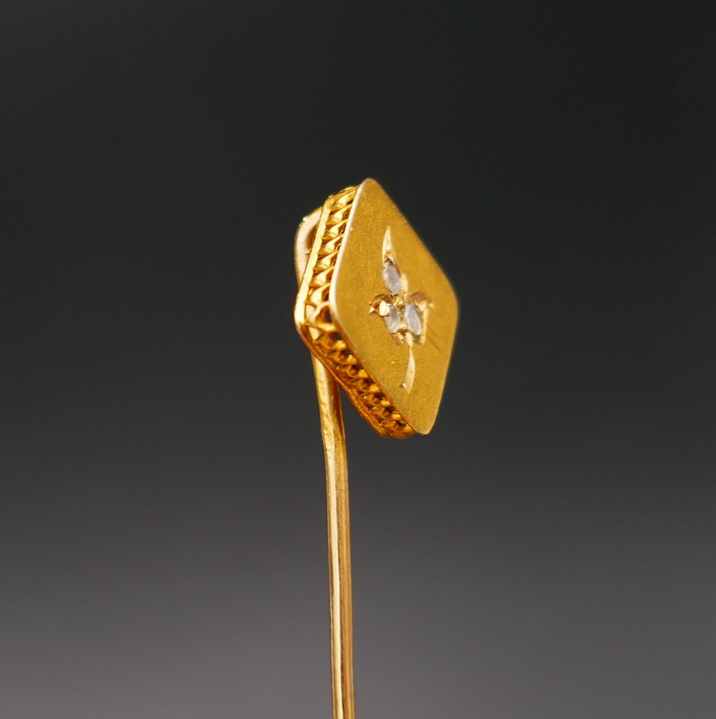 Epingle à cravate, diamants taille rose.