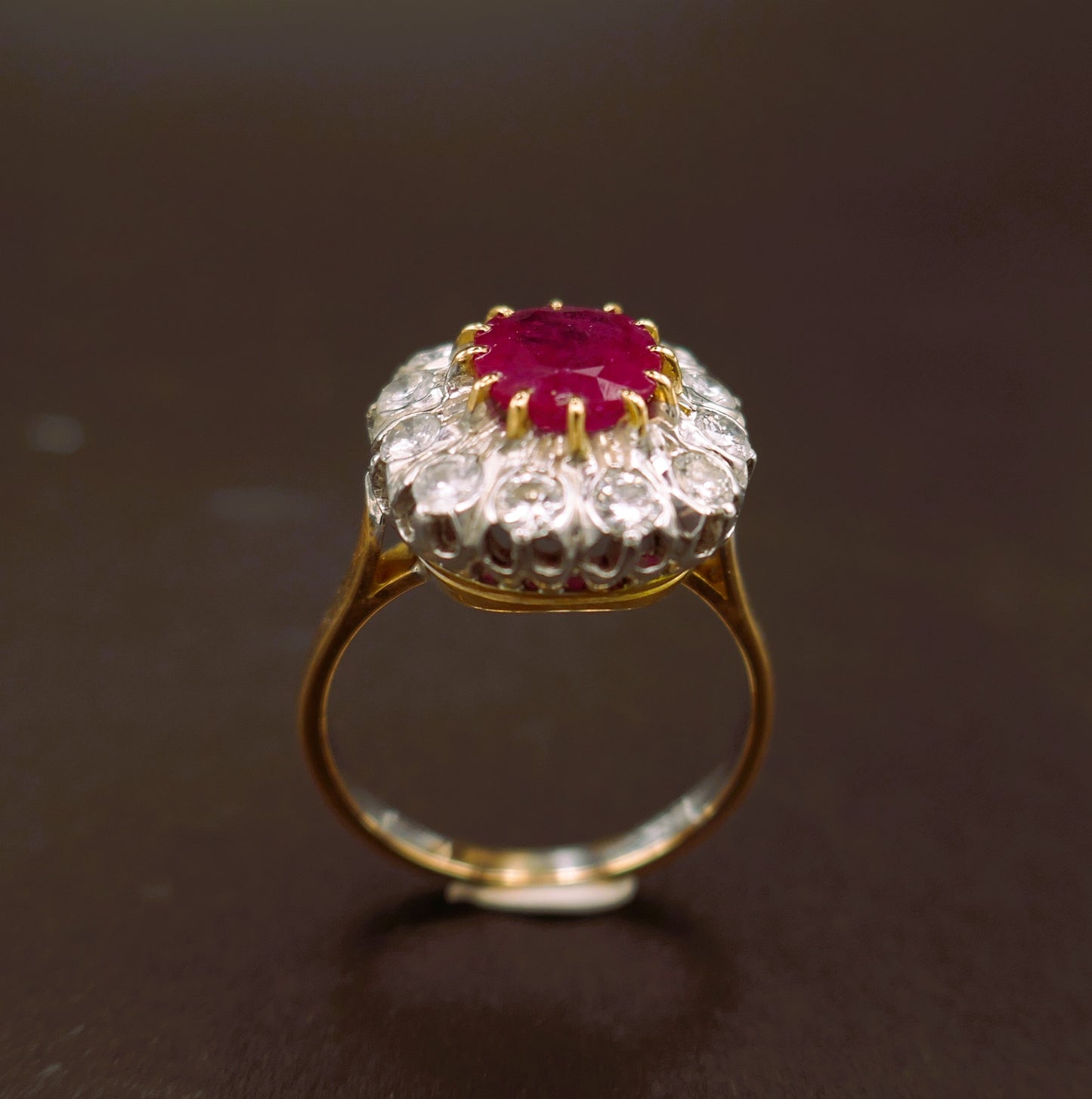 Bague rubis 2 carats, entourage diamants.