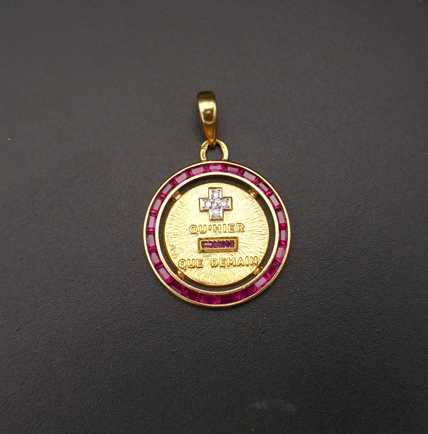 Rare Médaille d'amour AUGIS, diamants et rubis calibrés.