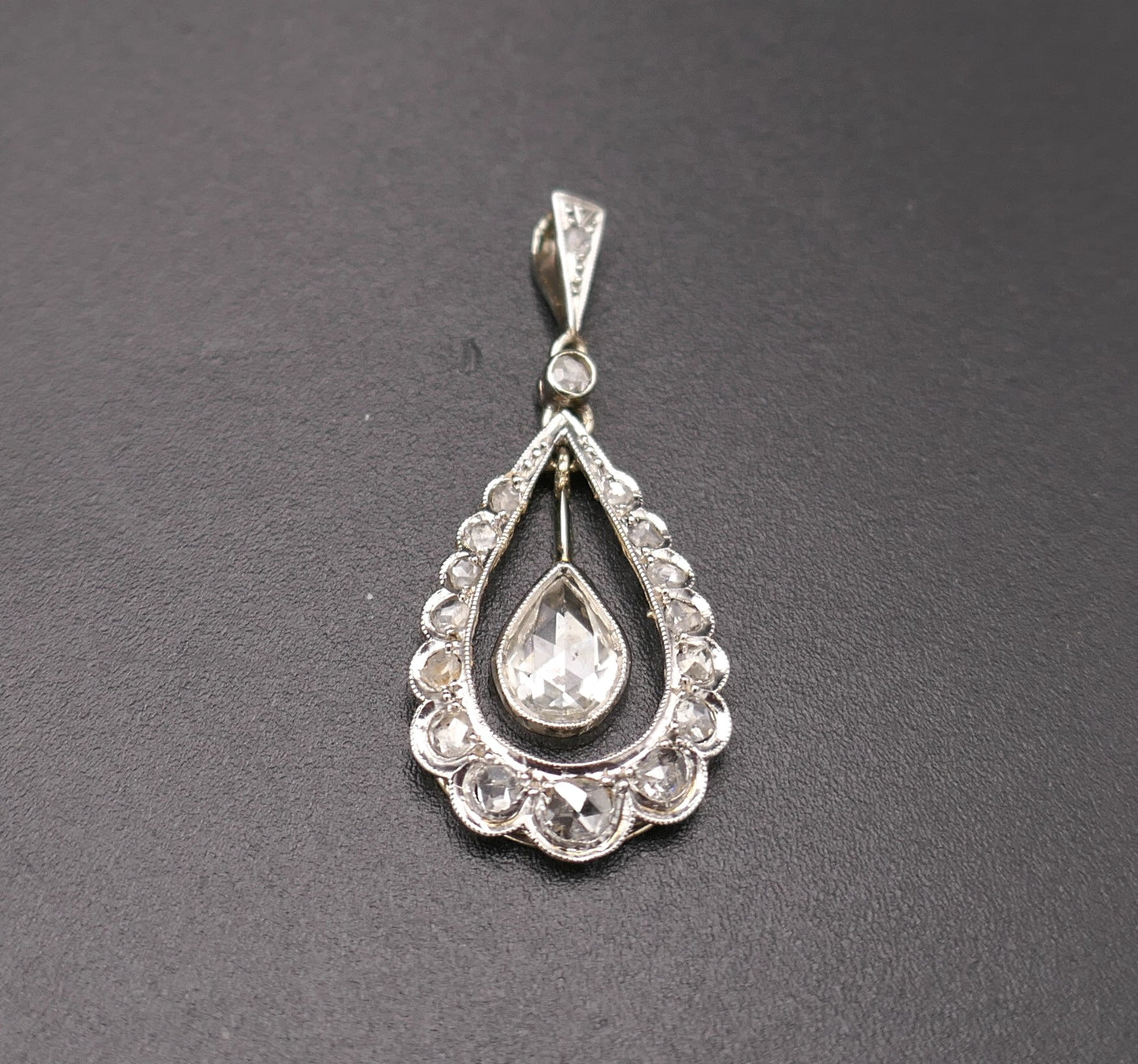 Collier Pendentif goutte ancien diamants taille rose, or 18 carats.