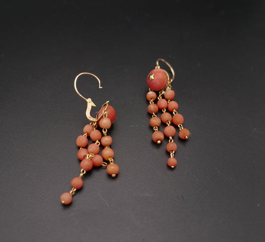 Boucles d'oreilles dormeuses anciennes corail, or 18 carats.