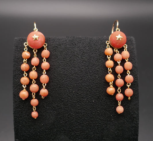Boucles d'oreilles dormeuses anciennes corail, or 18 carats.