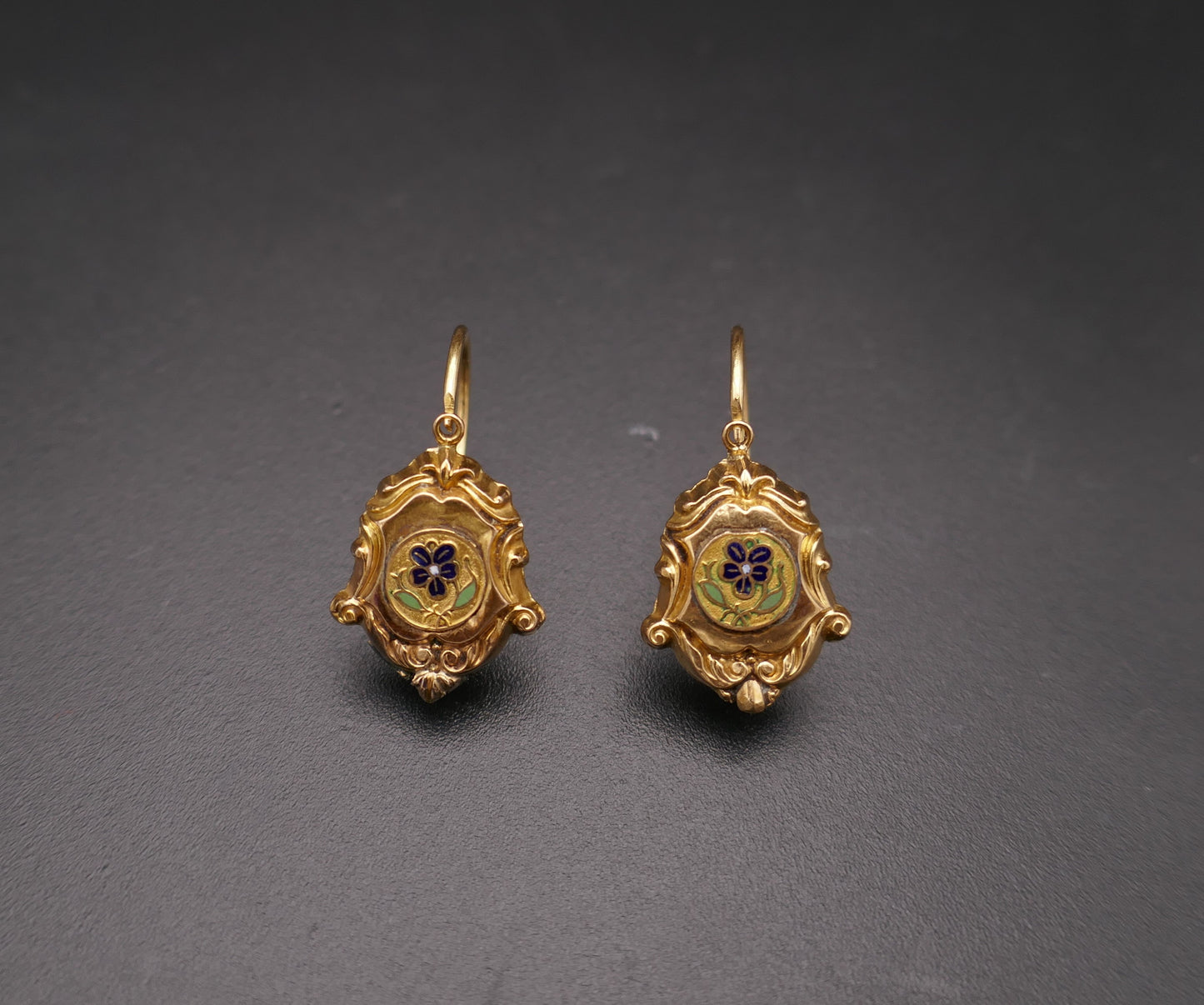 Pendants d'oreilles anciennes or et émail.