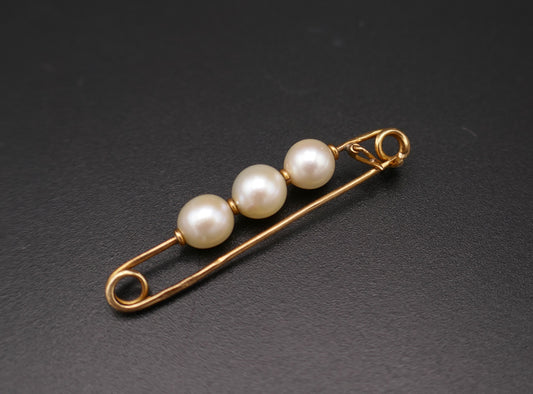 Broche barrette ornée de perles de culture, or 18 carats.
