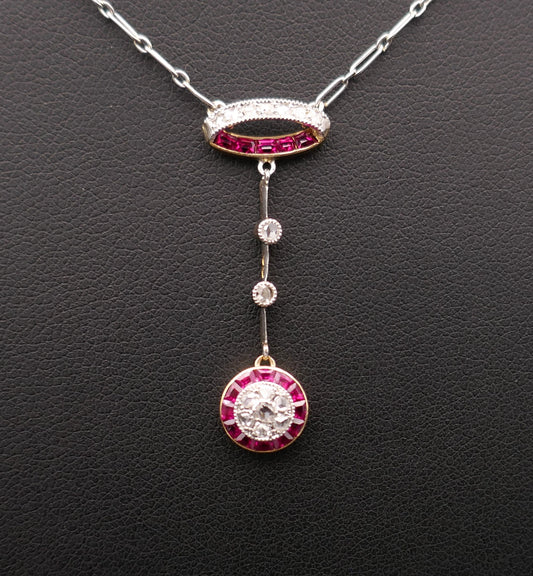 Collier Belle époque, diamants et rubis calibrés.