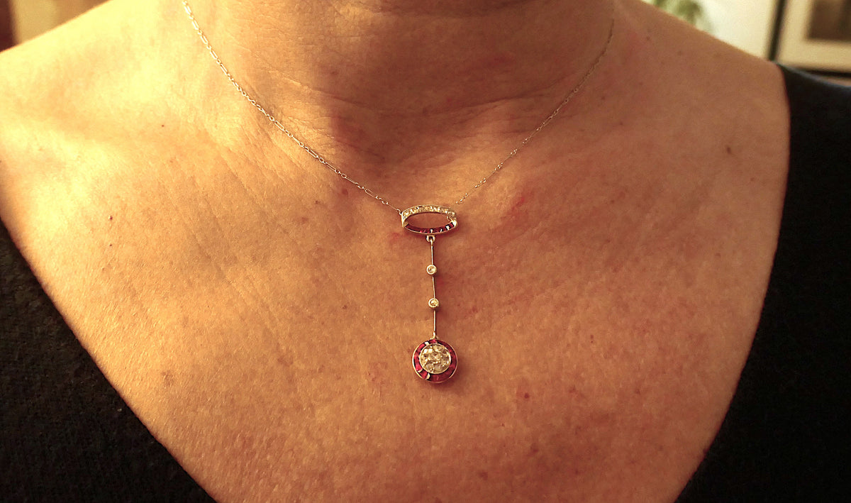 Collier Belle époque, diamants et rubis calibrés.