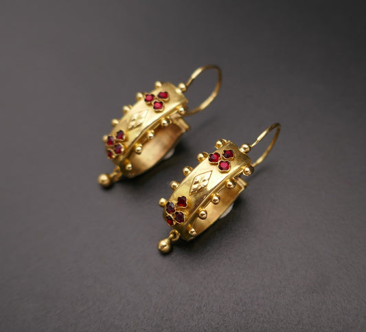 Boucles d'oreilles poissardes anciennes grenats, or 18 carats.