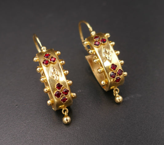 Boucles d'oreilles poissardes anciennes grenats, or 18 carats.