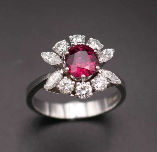 Bague vintage ornée d'un rubis naturel rouge intense (certificat CGL) et diamants.
