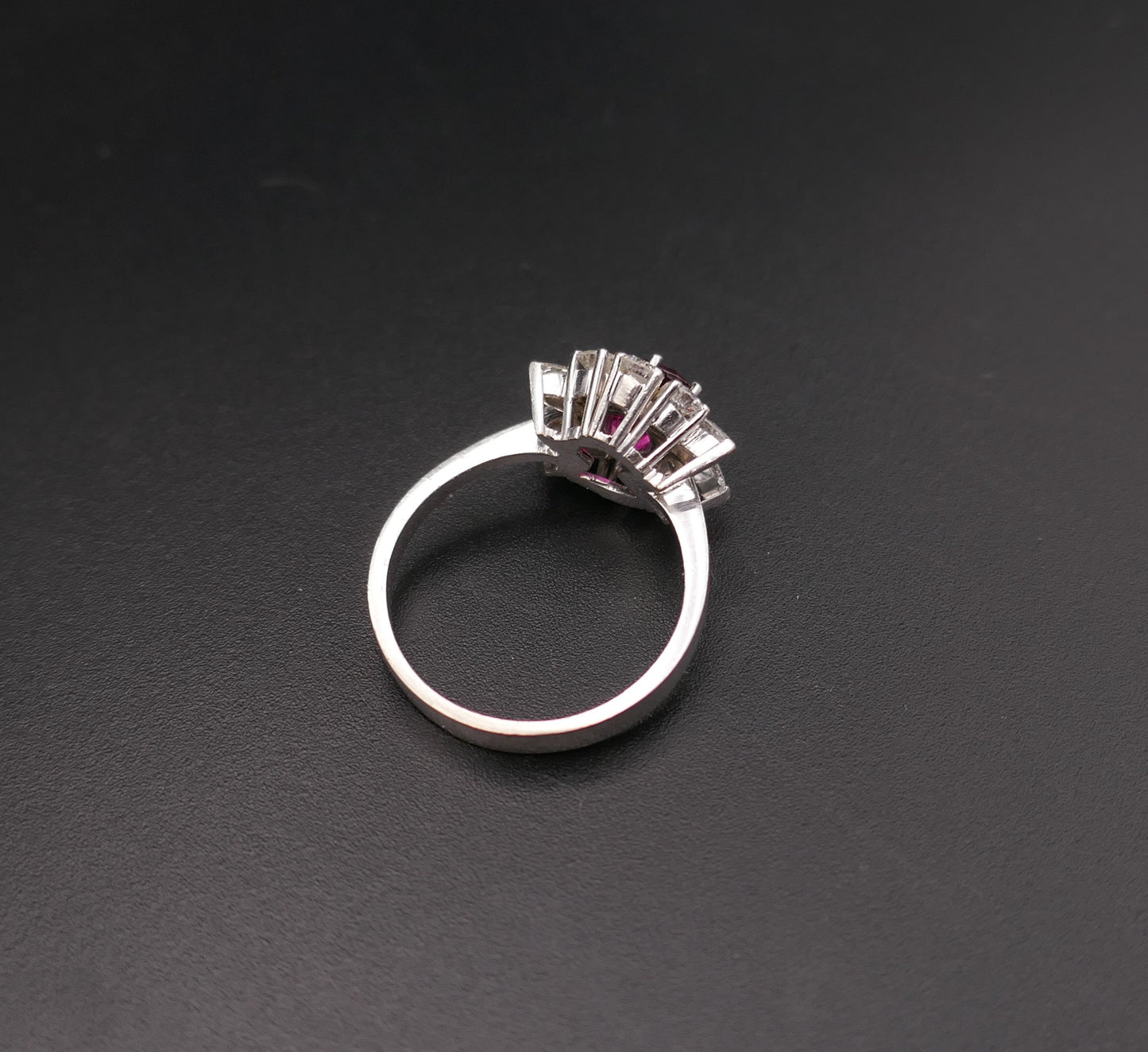 Bague vintage ornée d'un rubis naturel rouge intense (certificat CGL) et diamants.