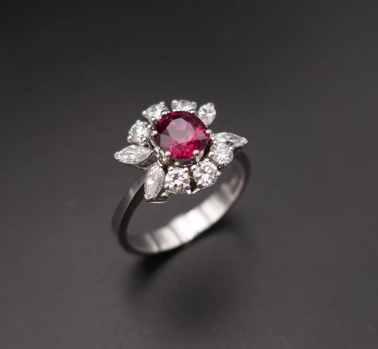 Bague vintage ornée d'un rubis naturel rouge intense (certificat CGL) et diamants.