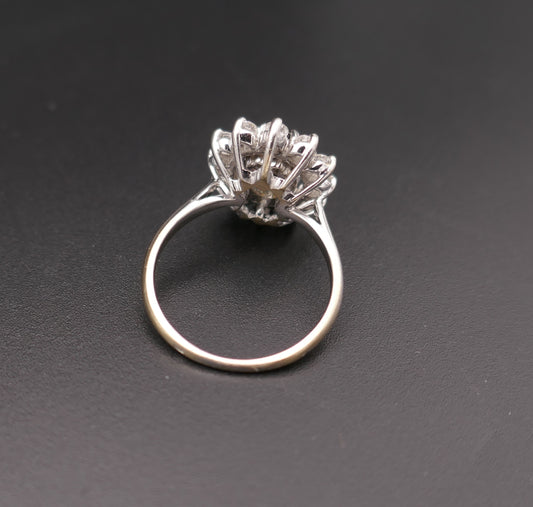 Bague ornée d'un saphir et diamants, or blanc 18 carats.