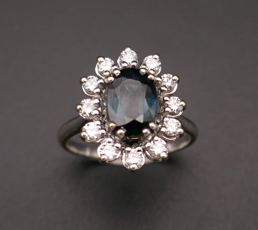 Bague ornée d'un saphir et diamants, or blanc 18 carats.