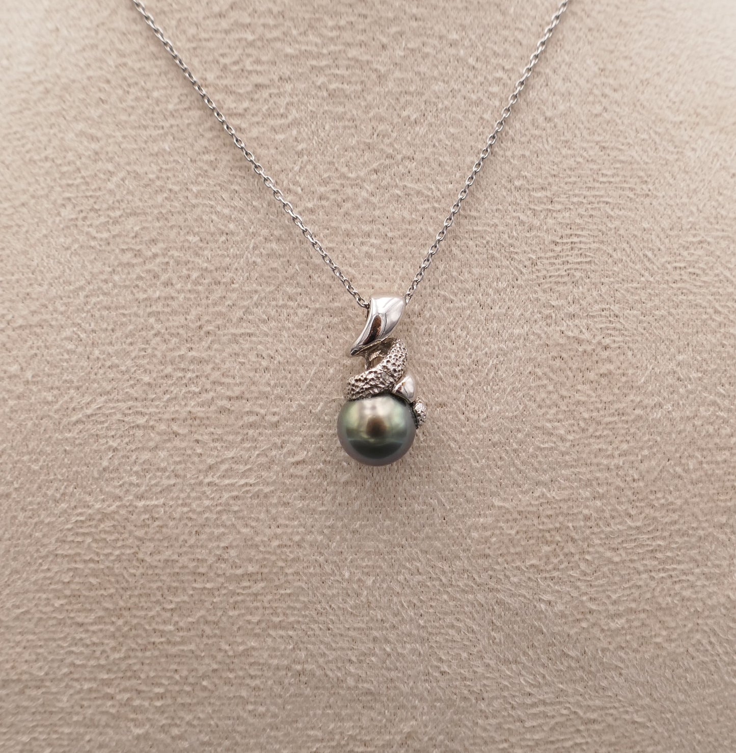 Pendentif Perle De Tahiti, Chaîne Or Blanc 18 Carats.