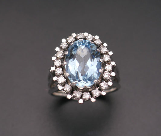 Bague Sertie d'Une Aigue Marine Et Diamants.