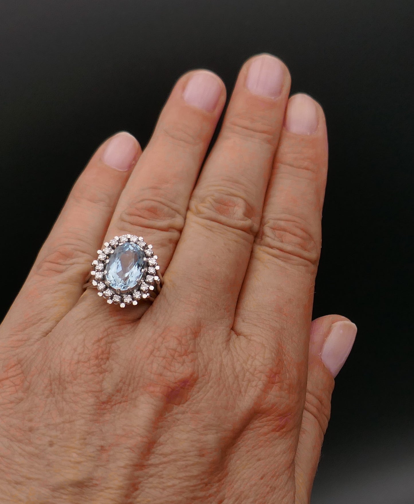 Bague Sertie d'Une Aigue Marine Et Diamants.