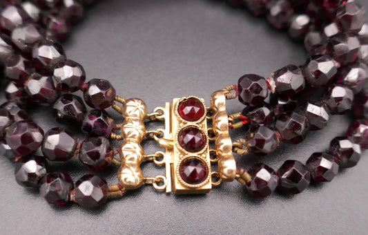 Bracelet ancien 4 rangs de grenats.