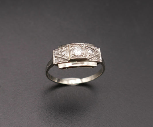 Bague diamants, monture en or 18 carats et platine.