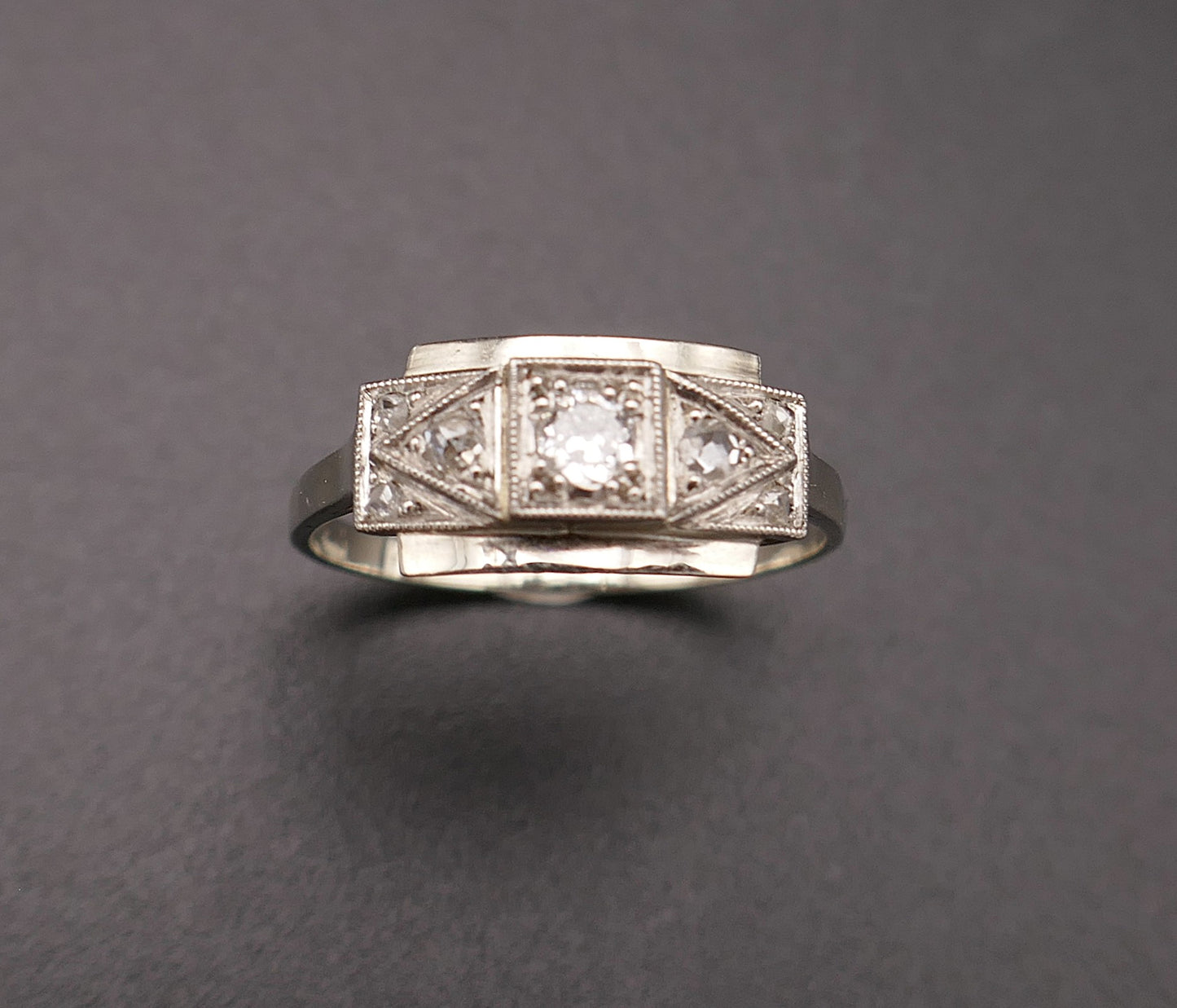 Bague diamants, monture en or 18 carats et platine.