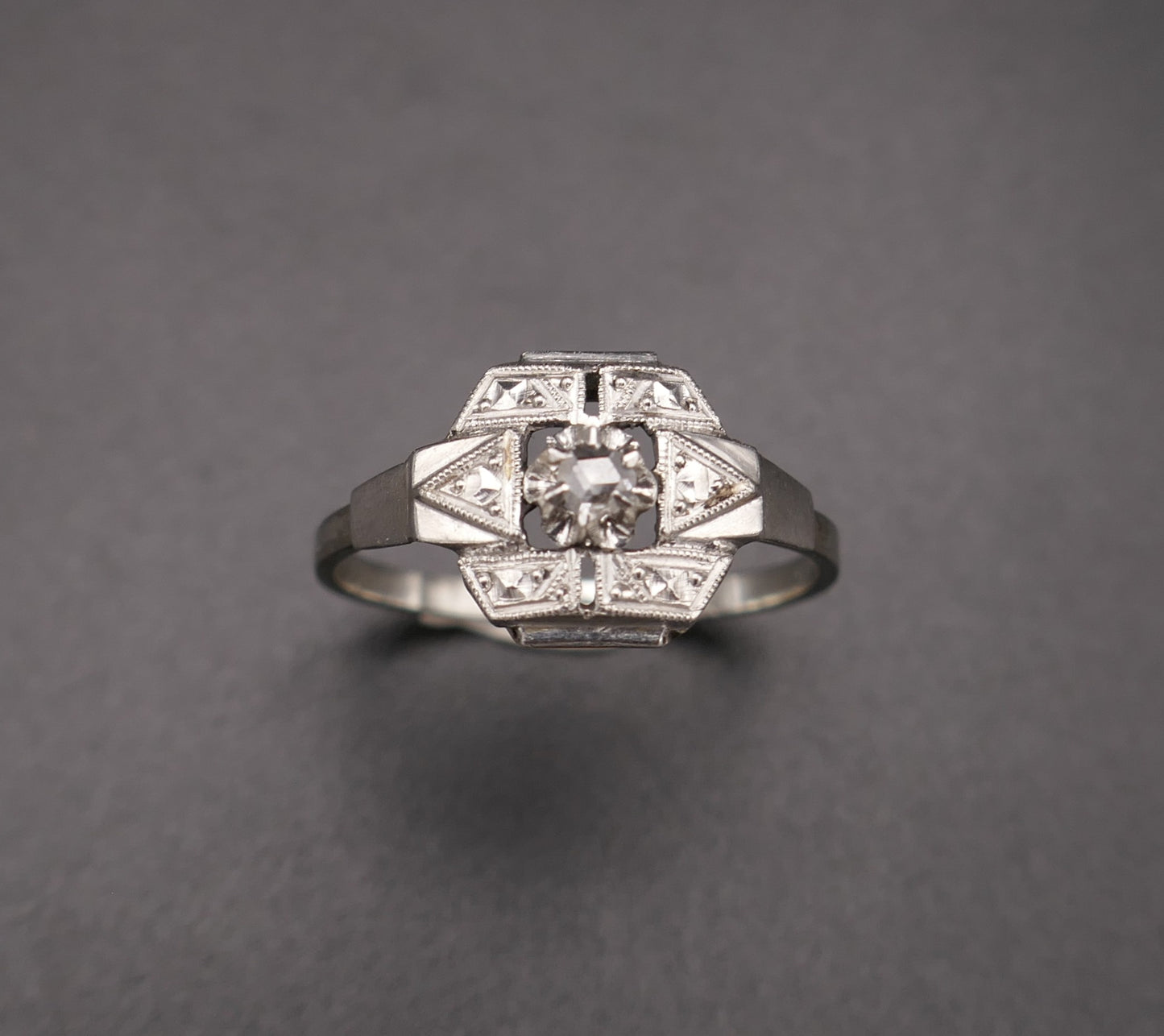 Bague Art Déco or et platine ornée d'un diamant.