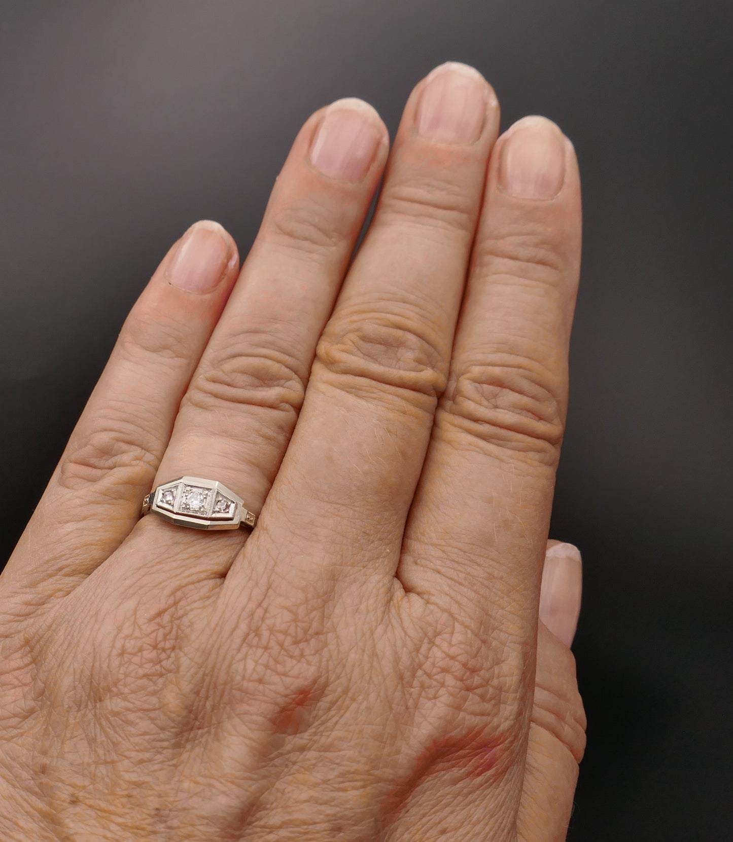 Bague Art Déco sertie d'un diamant épaulé de diamants taille rose, or et platine.