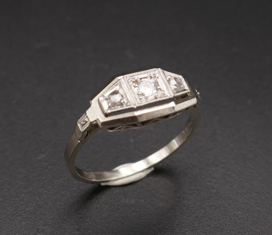 Bague Art Déco sertie d'un diamant épaulé de diamants taille rose, or et platine.