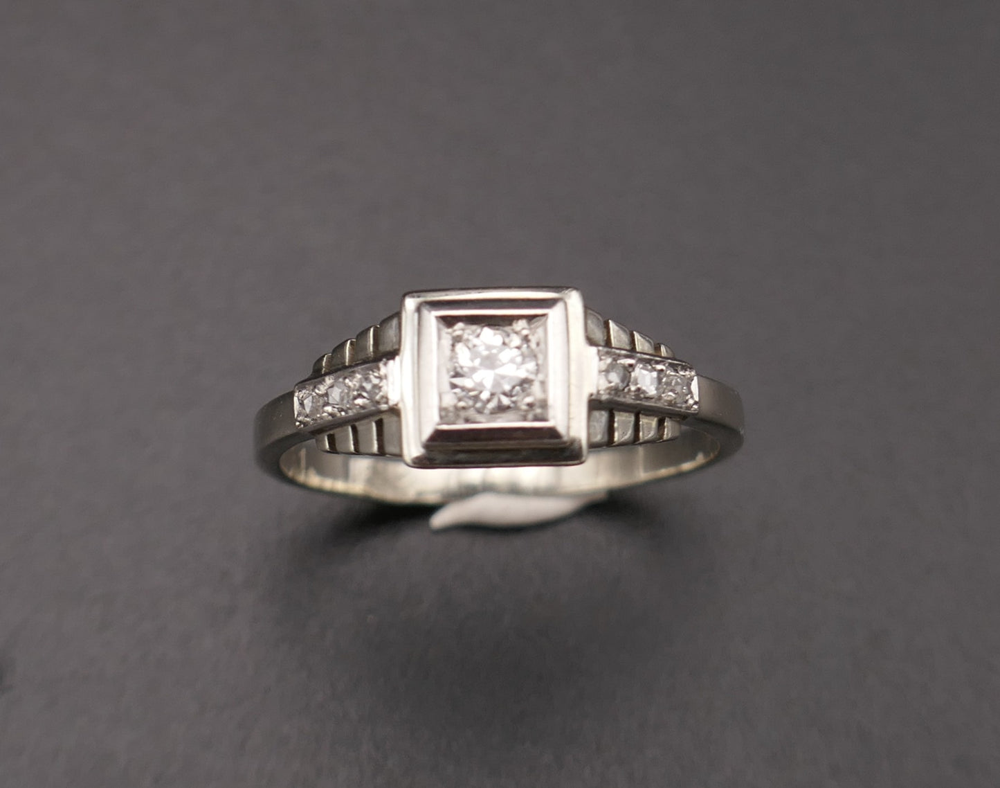 Bague d'époque Art Déco, sertie d'un diamant épaulé de diamants taille rose.