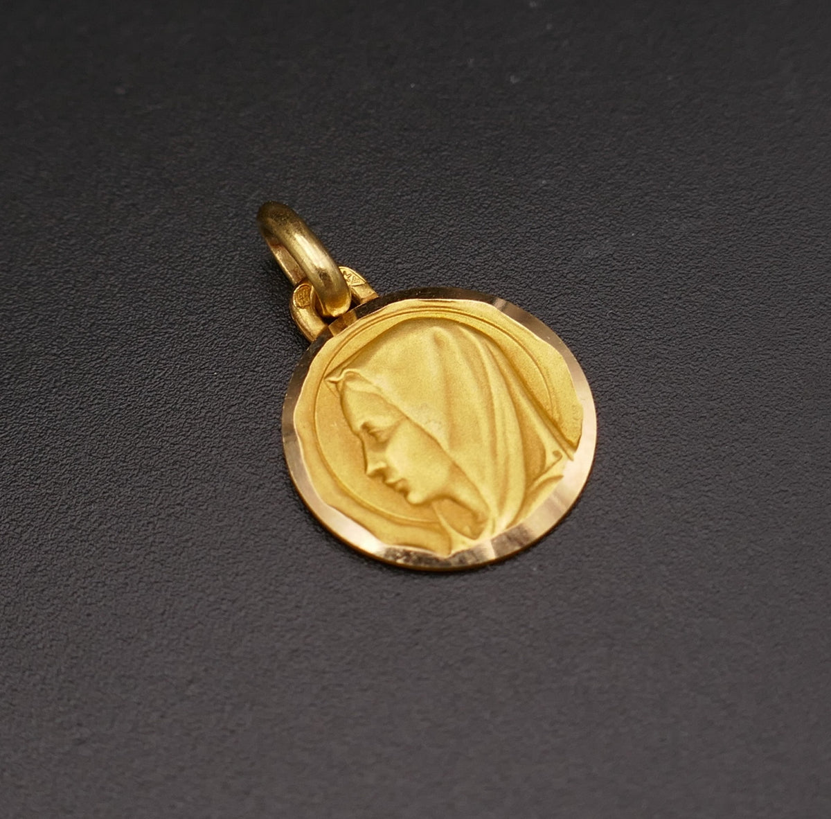 Médaille Vierge, or 18 carats.