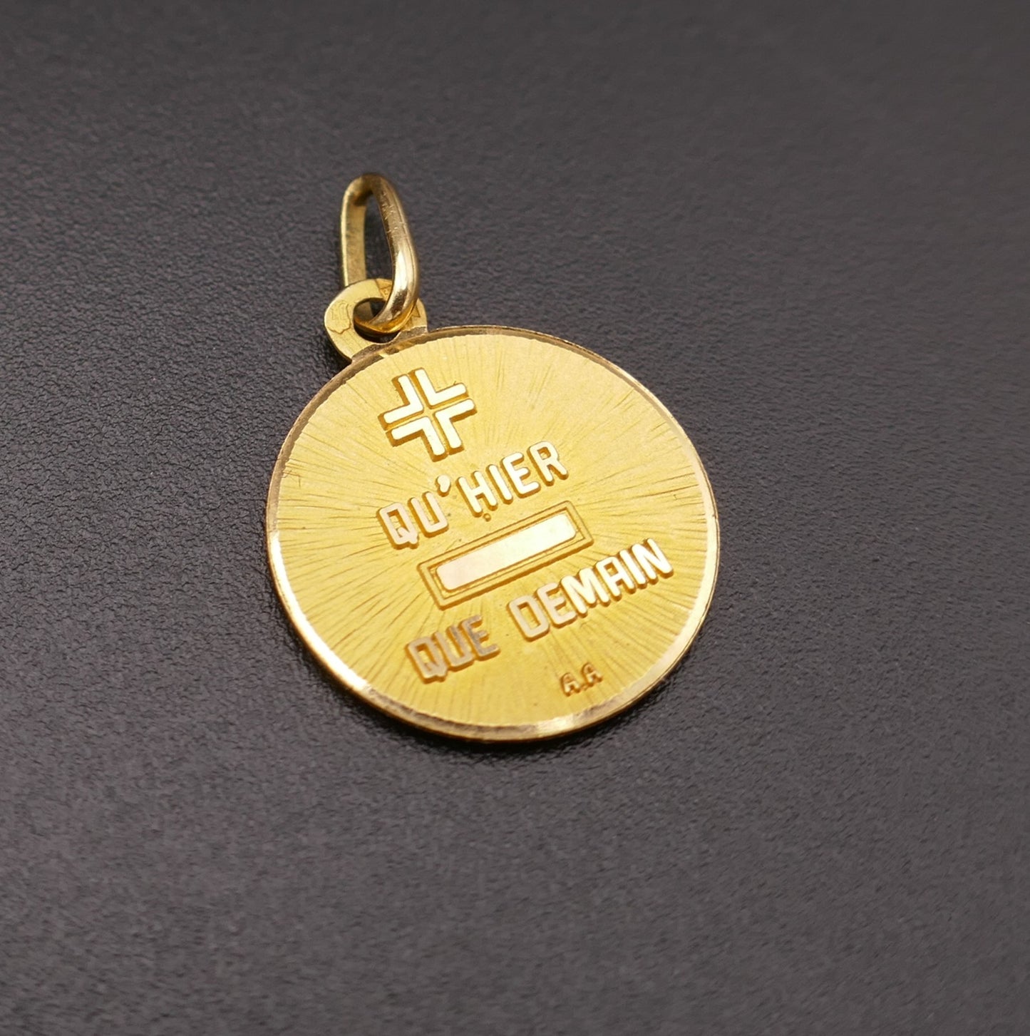 Médaille d'amour Augis, or 18 carats.