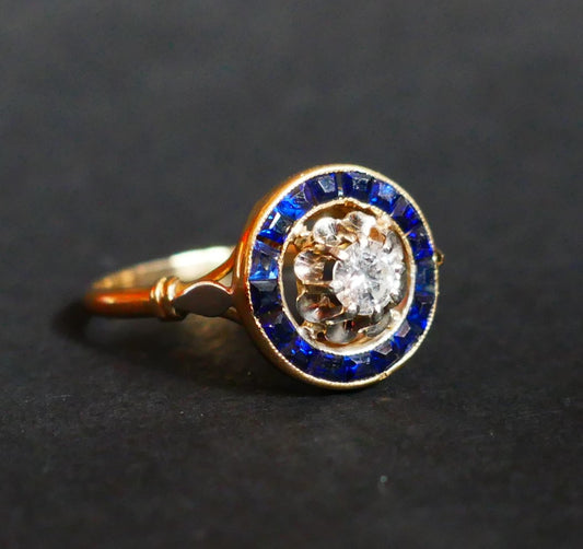 Bague Ornée d'Un Diamant, Entourage De Saphirs Calibrés