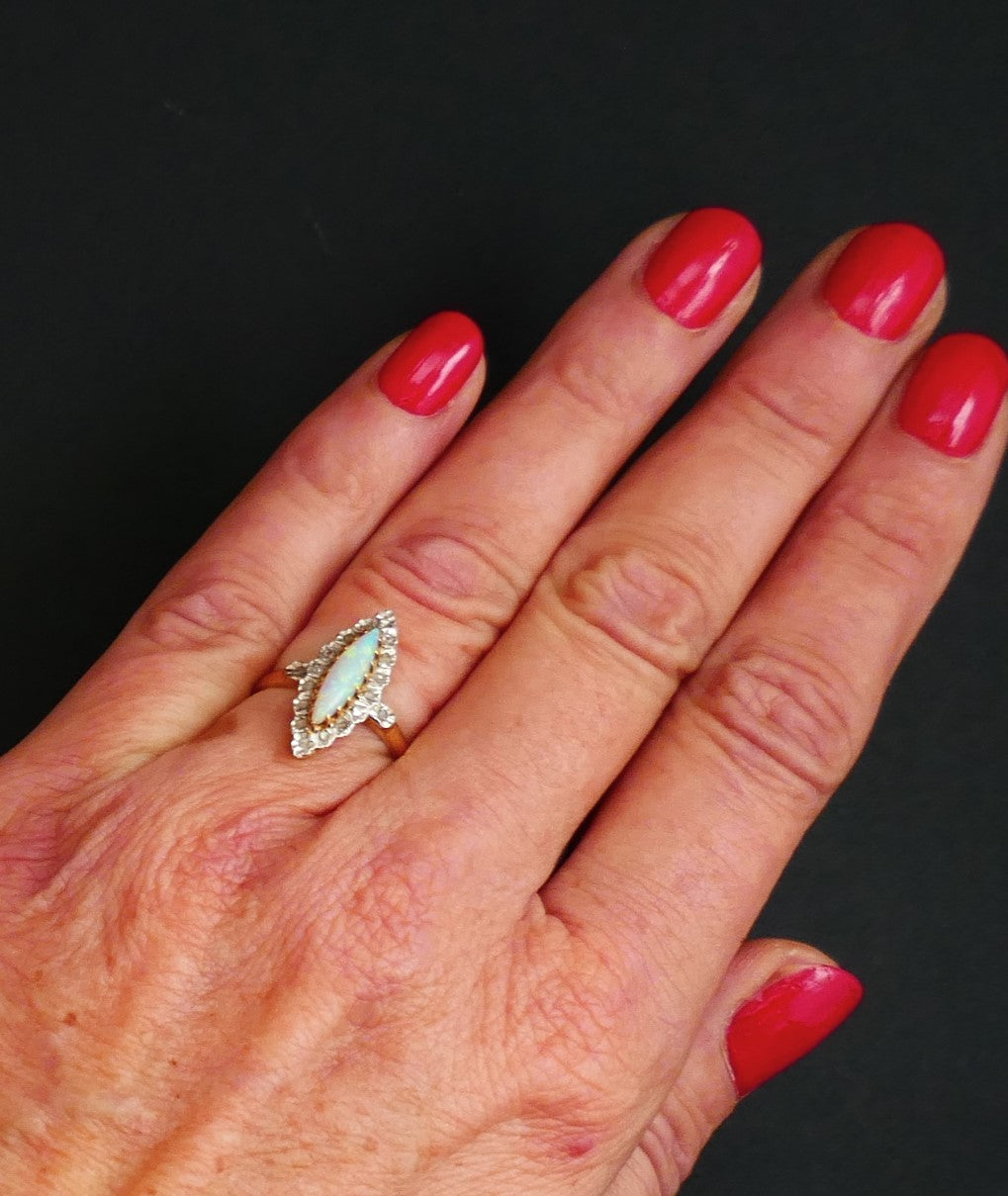 Bague Opale Et Diamants, Or 2 Tons 18 Carats