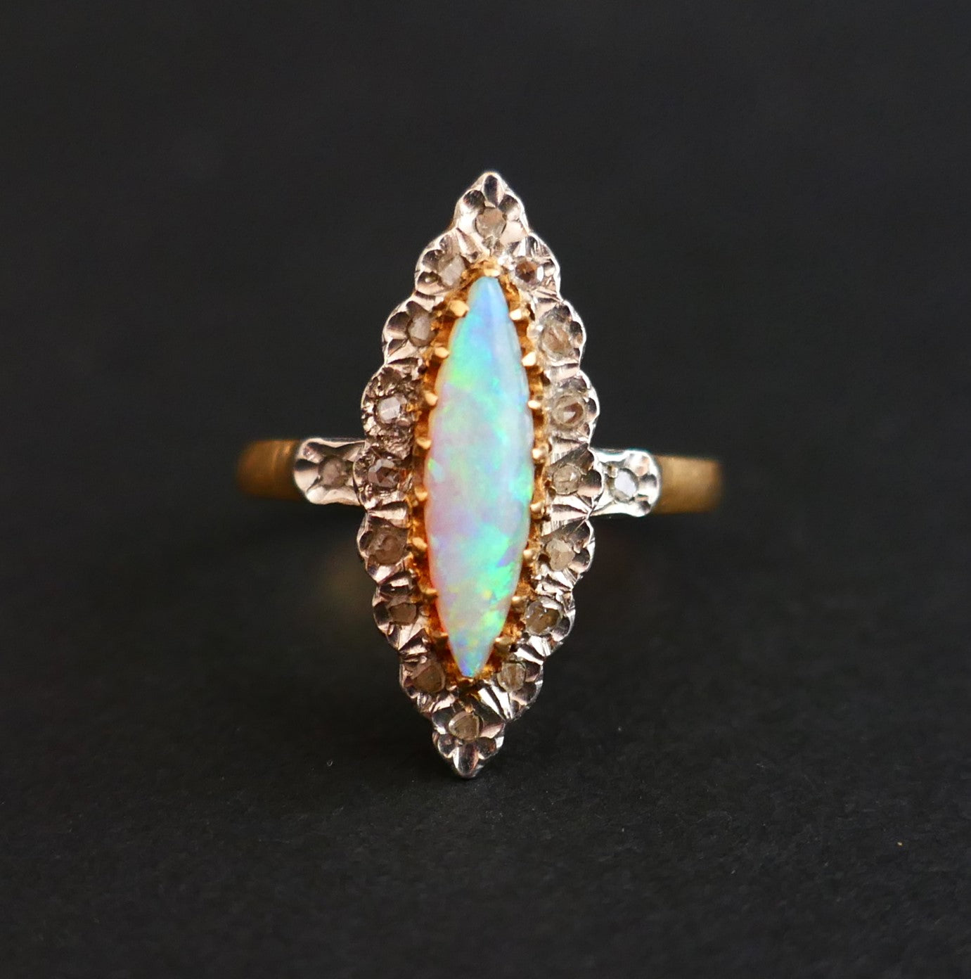 Bague Opale Et Diamants, Or 2 Tons 18 Carats