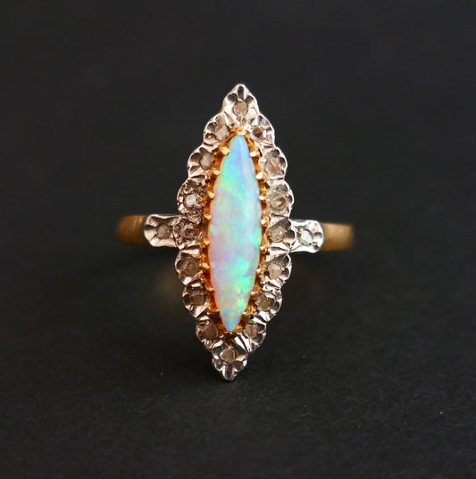 Bague Opale Et Diamants, Or 2 Tons 18 Carats
