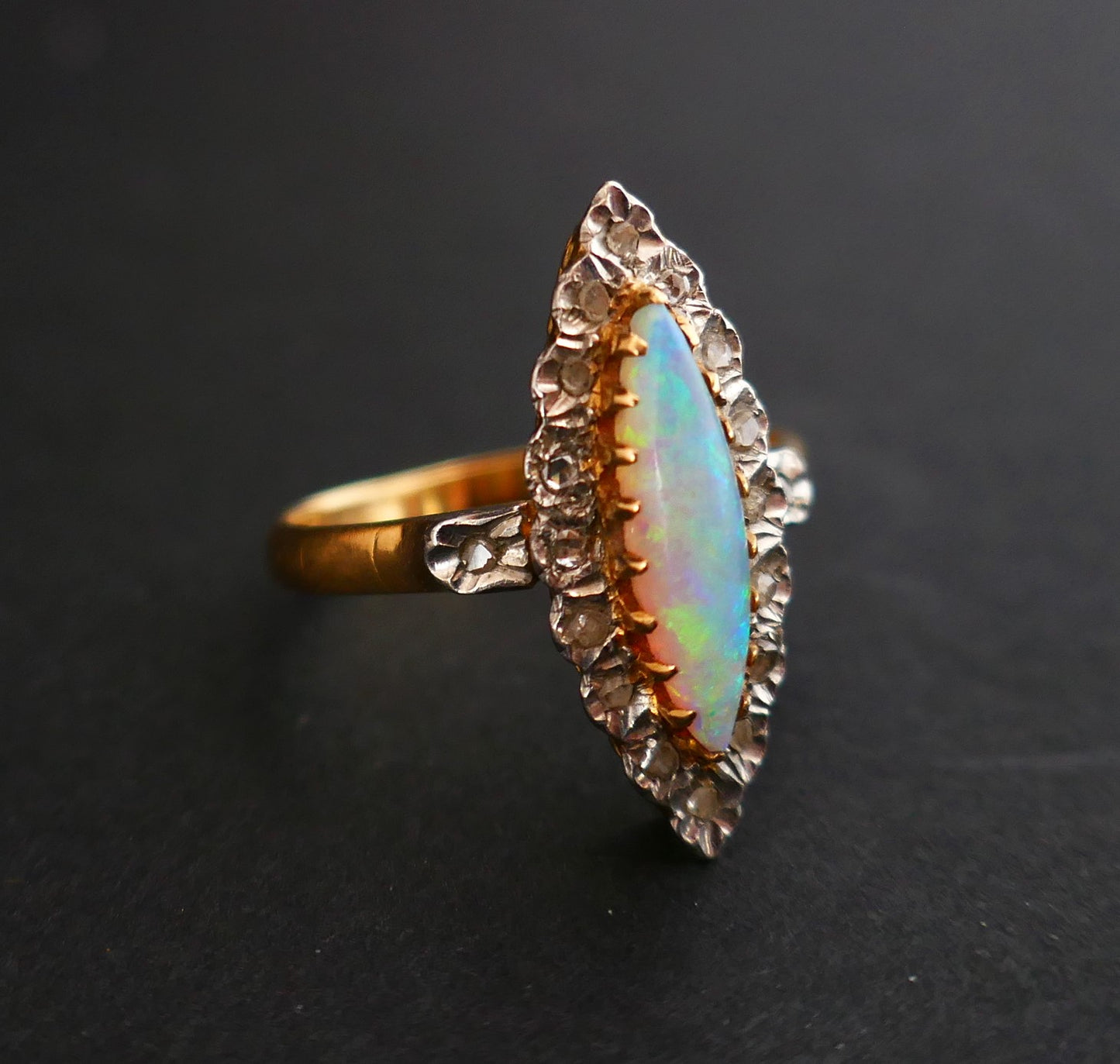 Bague Opale Et Diamants, Or 2 Tons 18 Carats