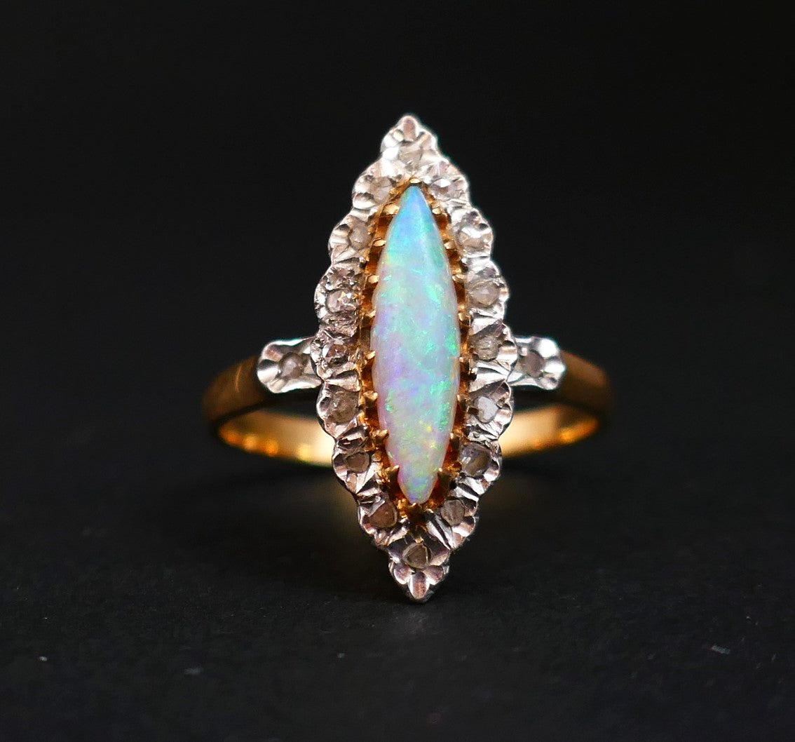 Bague Opale Et Diamants, Or 2 Tons 18 Carats