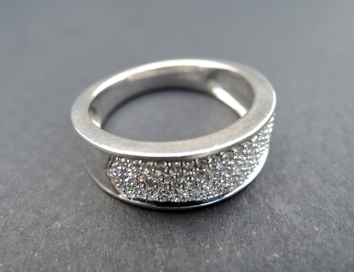 Bague sertie d'un pavage de diamants.