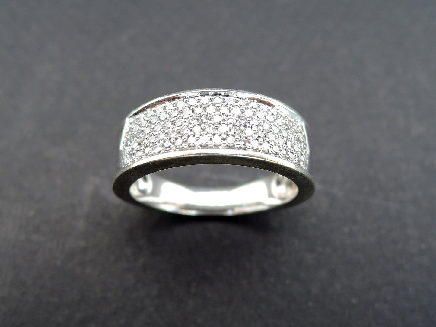 Bague sertie d'un pavage de diamants.