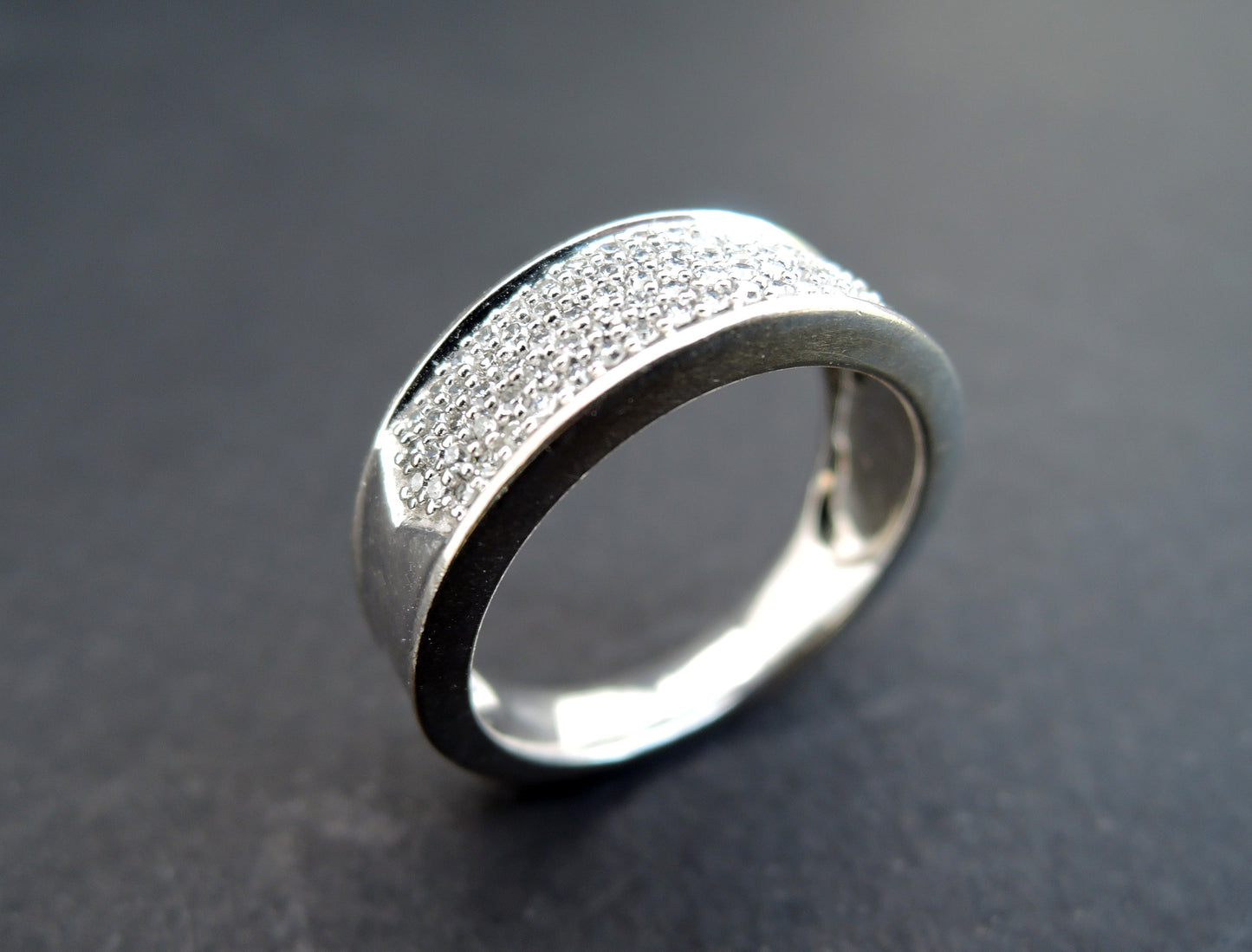 Bague sertie d'un pavage de diamants.