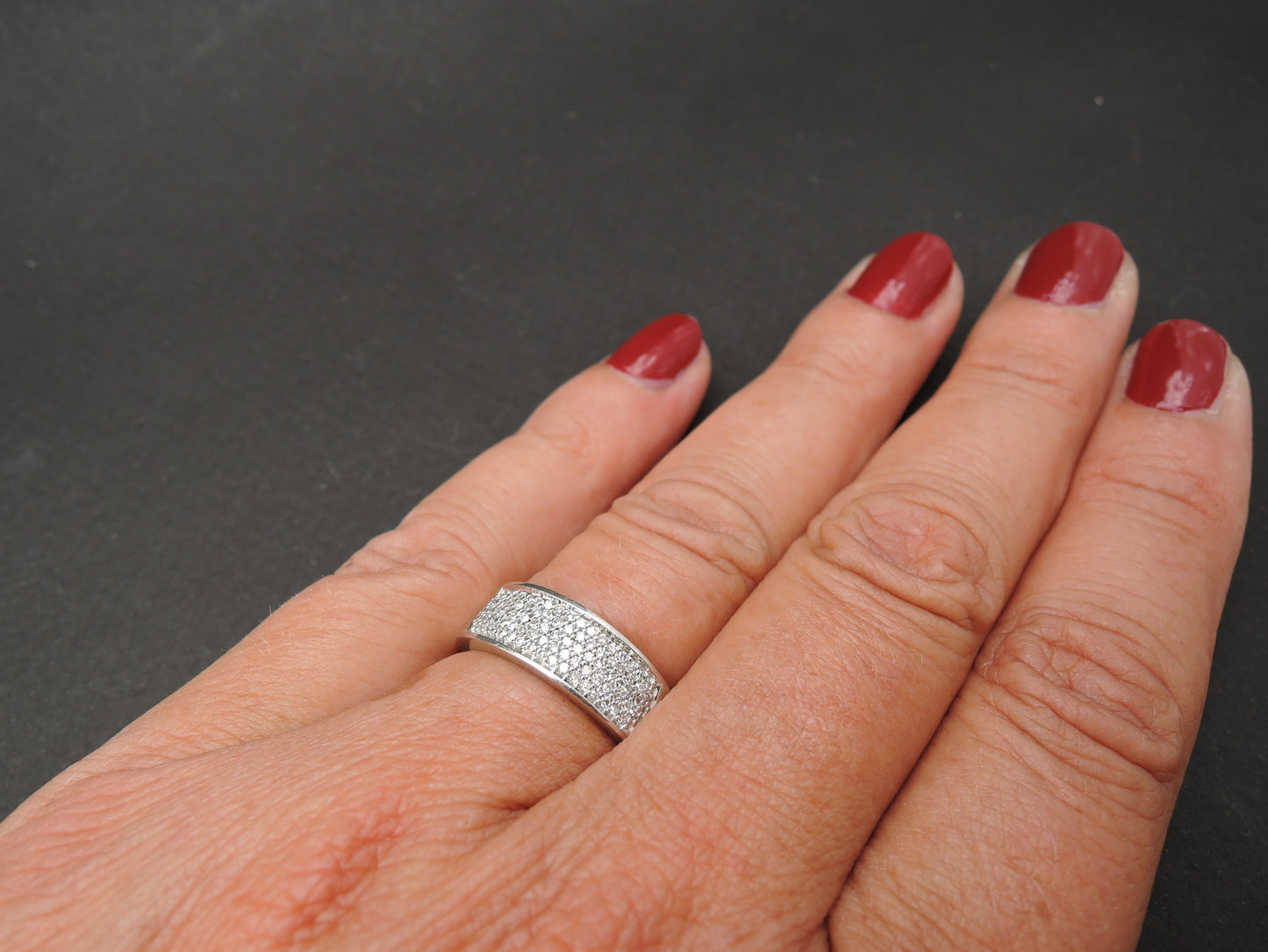 Bague sertie d'un pavage de diamants.
