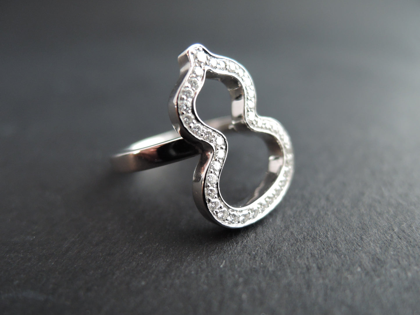 Bague Signée Qeelin, Diamants, Or Blanc 18 Carats.