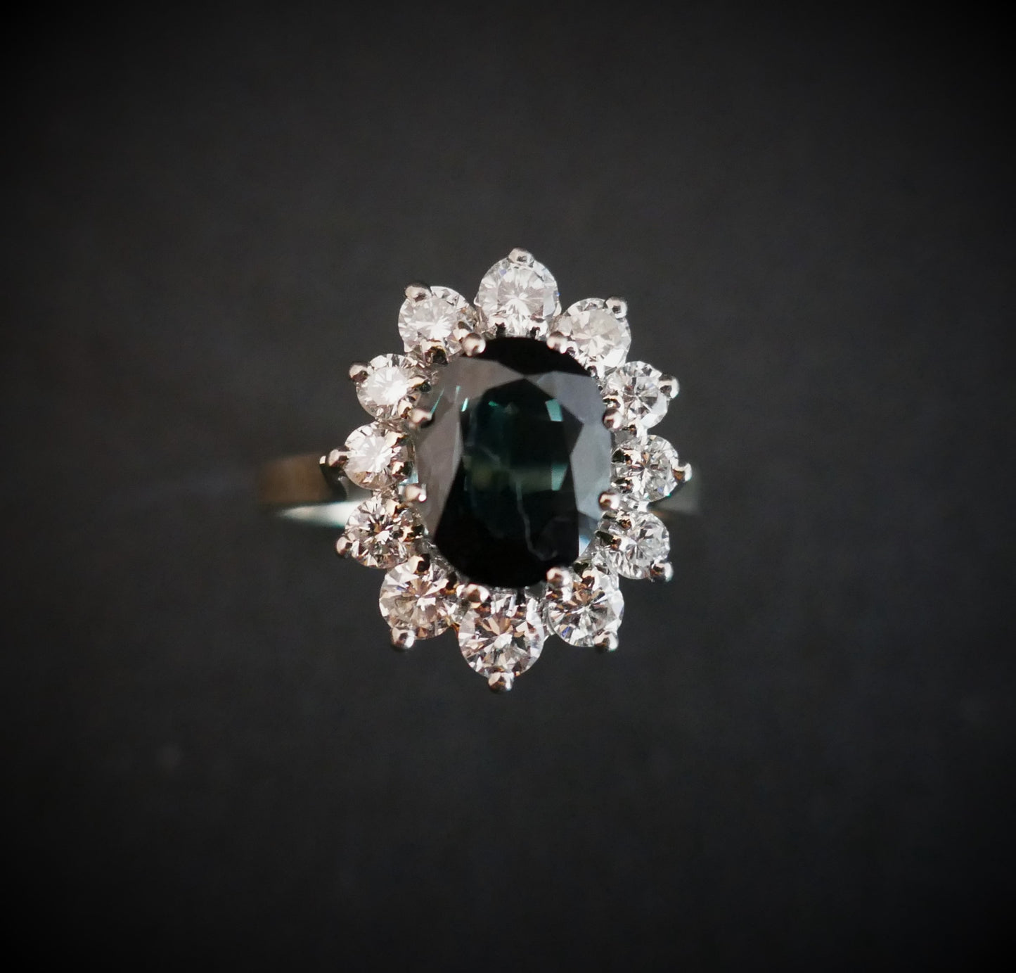 Bague Saphir Entourage Diamants (1,20 Ct), Or Blanc 18 Carats