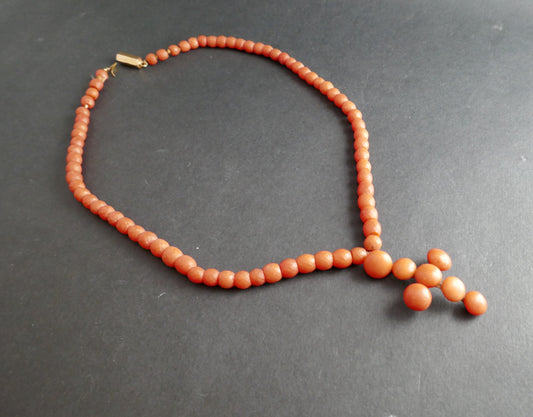 Collier De Perles De Corail Facettées Et Croix En Corail