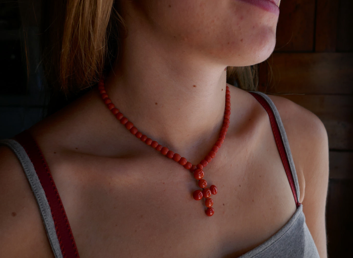 Collier De Perles De Corail Facettées Et Croix En Corail