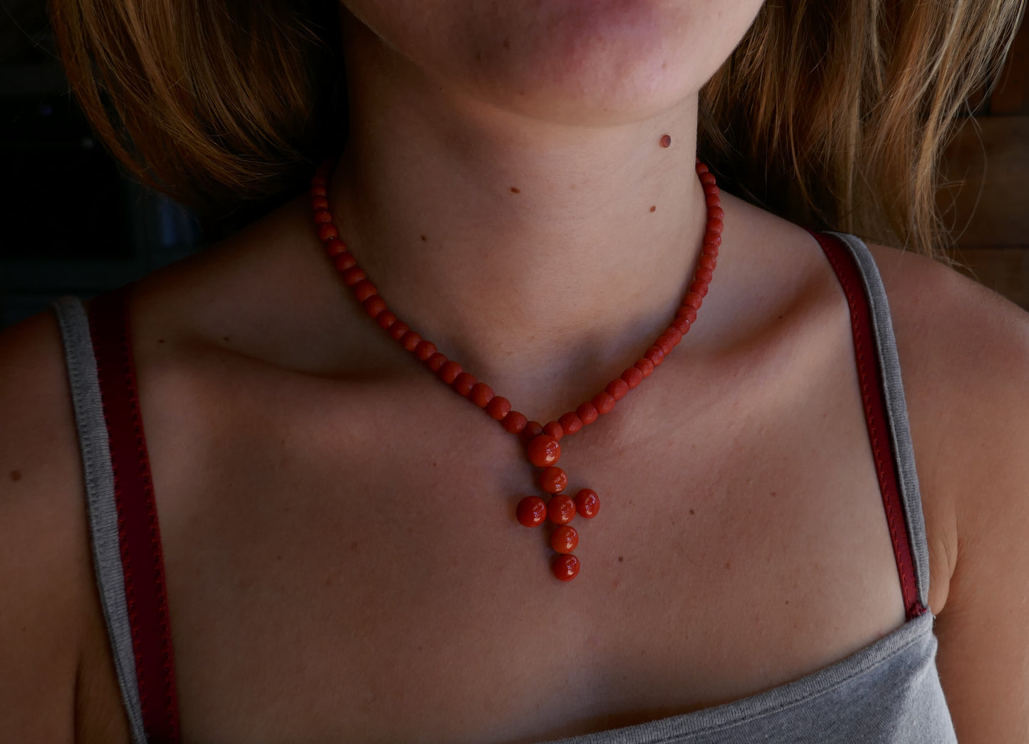 Collier De Perles De Corail Facettées Et Croix En Corail