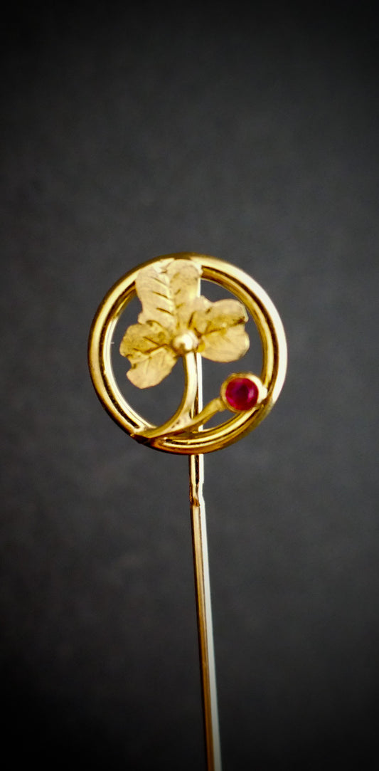 Epingle De Cravate Trèfle sertie d'un rubis, Or 18 Carats