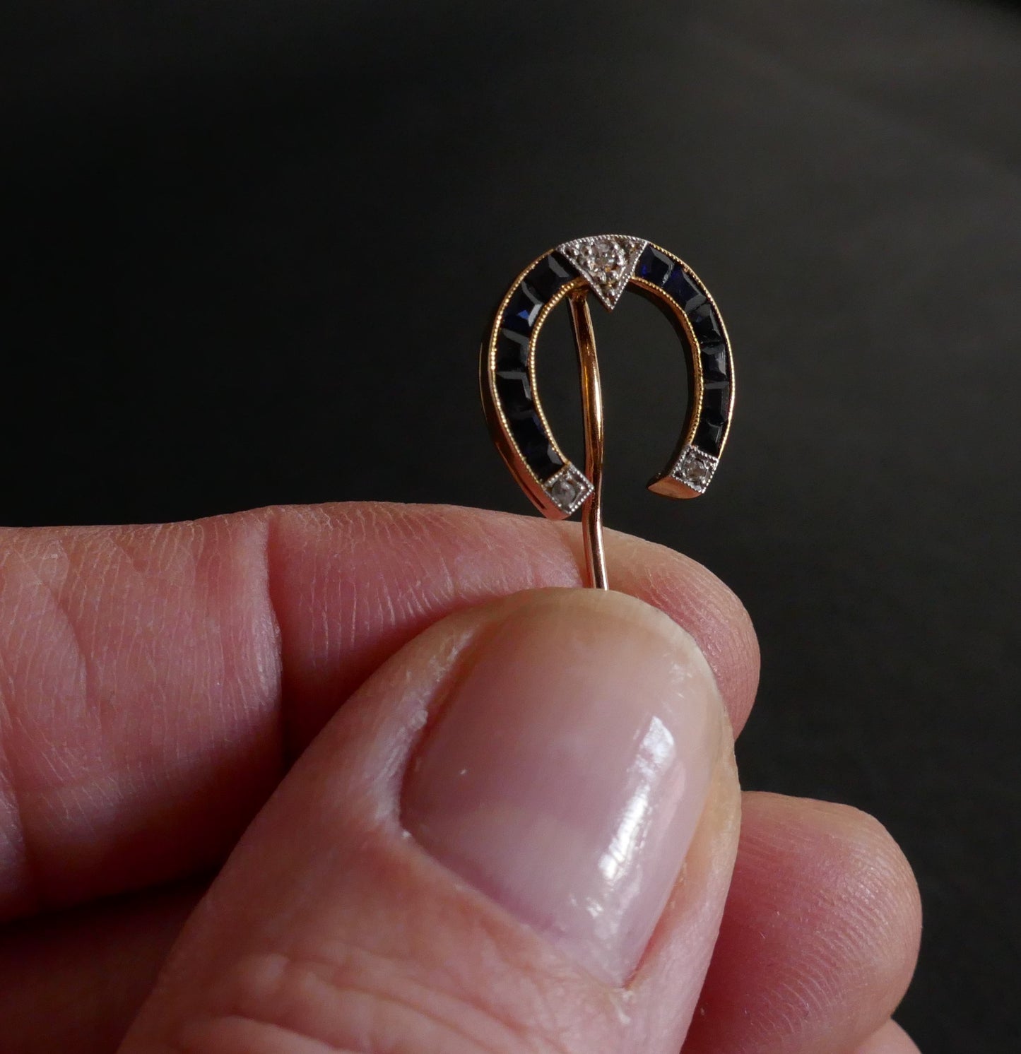 Epingle De Cravate Art Déco, Diamants Et Saphirs Calibrés