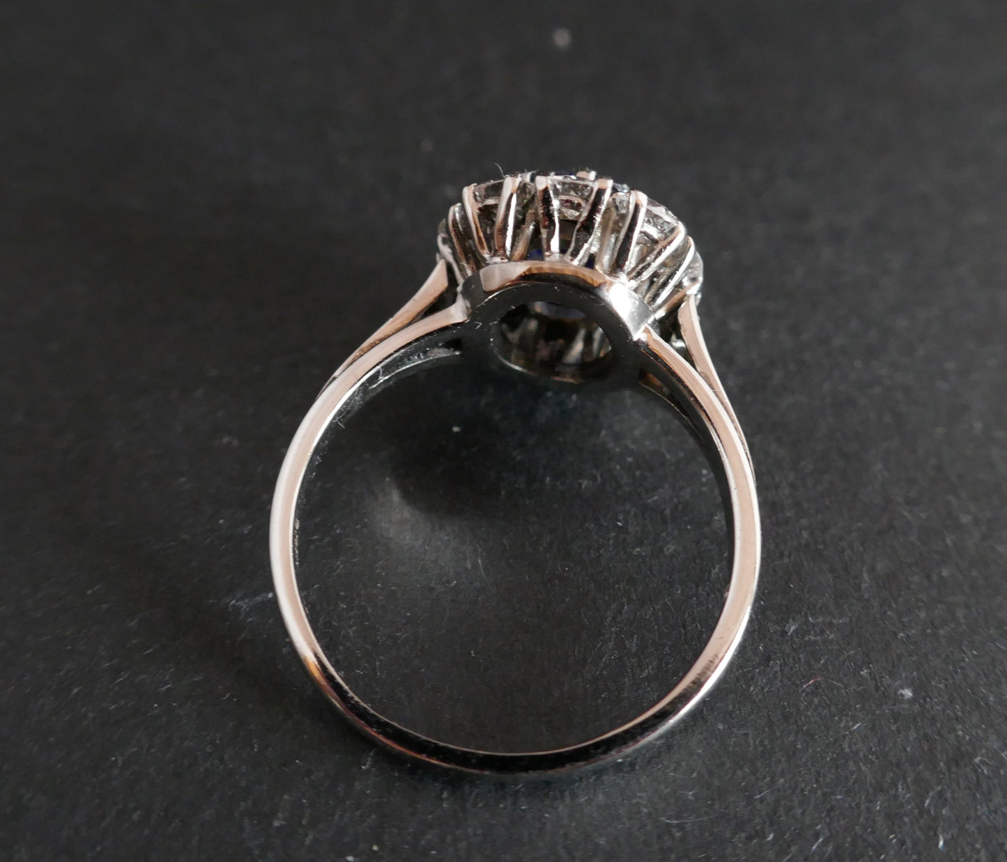 Bague Ornée d'Un Saphir Entourage Diamants
