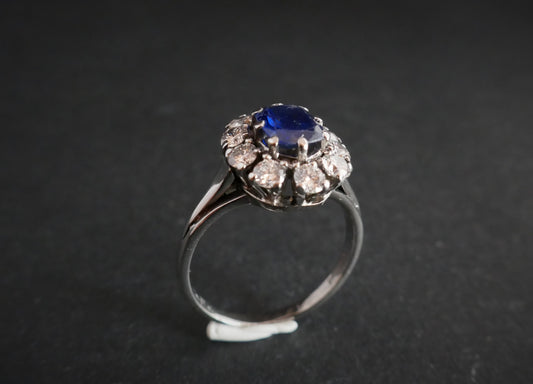Bague Ornée d'Un Saphir Entourage Diamants